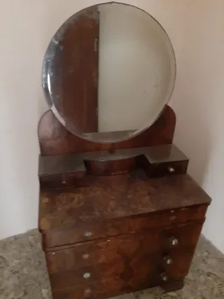 Tocador antiguo con espejo redondo