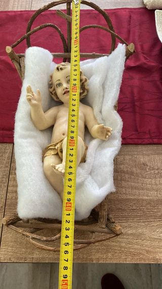 Niño Jesús en Cuna de Madera