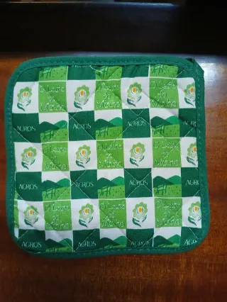 Pega de cozinha com padrão floral e paisagem