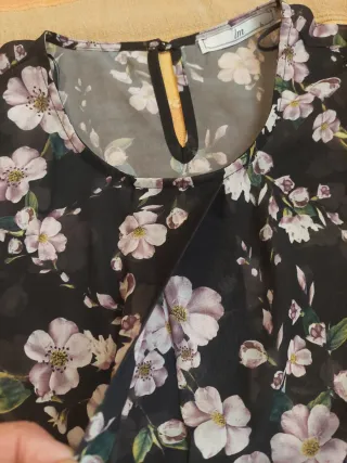 Lote Blusa Flores y Camiseta Negra