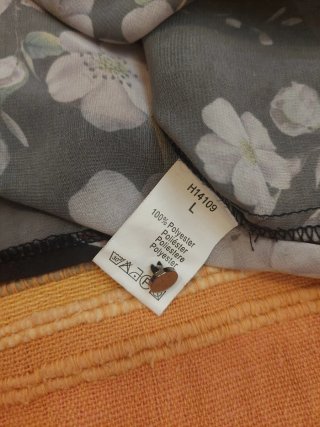 Lote Blusa Flores y Camiseta Negra