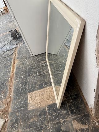 Espejo de baño beige y blanco