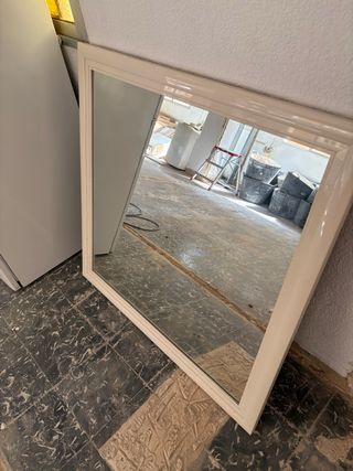 Espejo de baño beige y blanco