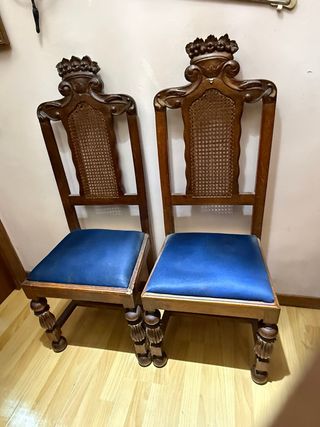 Sillón antiguo de madera y cuero