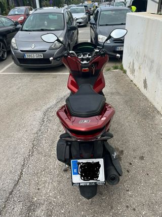 Honda PCX 125 Roja - Maxi Scooter