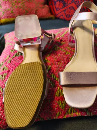 Sandalias rosa palo raso tacón transparente