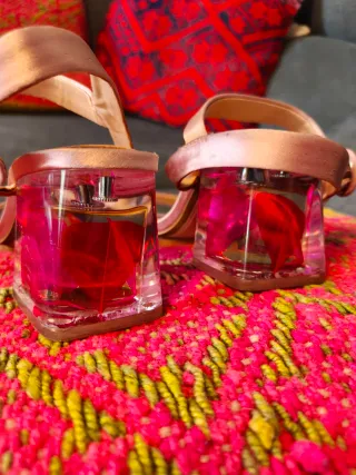 Sandalias rosa palo raso tacón transparente