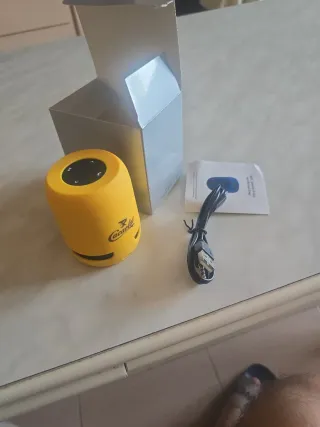 Altavoz portátil amarillo