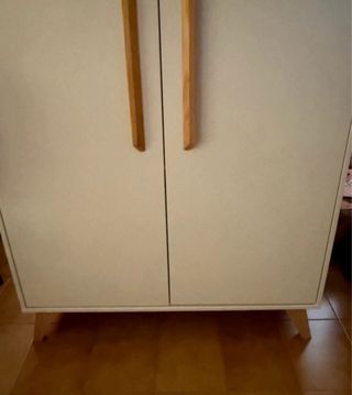 Armario blanco de madera
