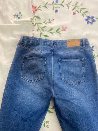 Pantalón vaquero mujer con tachuelas