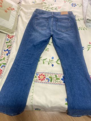 Pantalón vaquero mujer con tachuelas