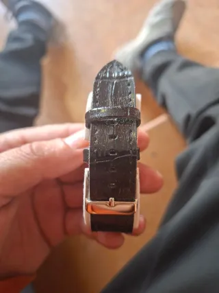 Reloj de pulsera plateado y negro