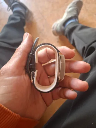 Reloj de pulsera plateado y negro