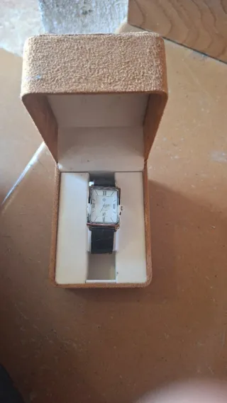 Reloj de pulsera plateado y negro