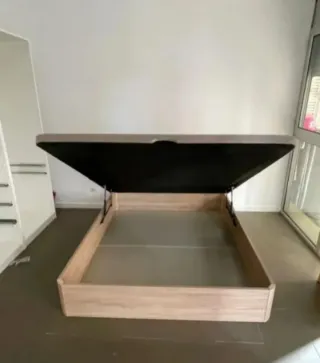 Canapés de madera con colchónes