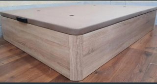 Canapés de madera con colchónes