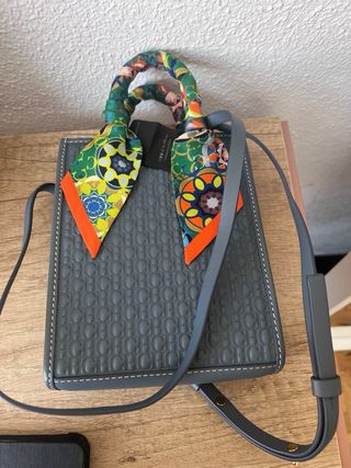 Bolso Carolina Herrera Azul con Pañuelo