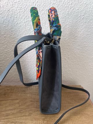 Bolso Carolina Herrera Azul con Pañuelo