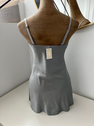 camisola seda y encaje gris corto