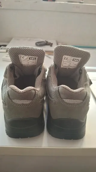 Zapatos de trabajo grises y negros