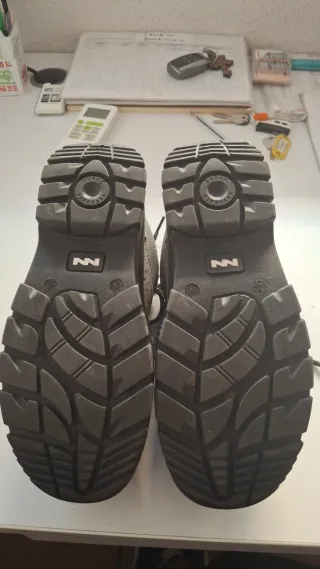 Zapatos de trabajo grises y negros
