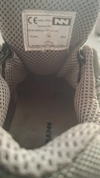 Zapatos de trabajo grises y negros