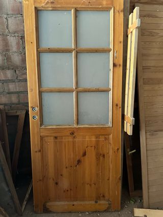 Puerta de madera con cristal