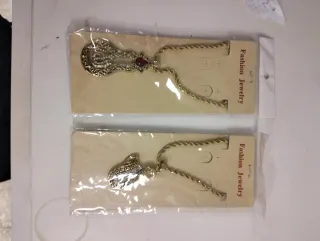 Collares de bisutería dorado y plateado