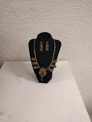 Collares de bisutería dorado y plateado