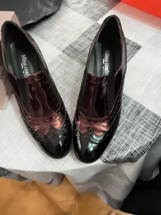 Zapatos Miss Comfort negros y rojos