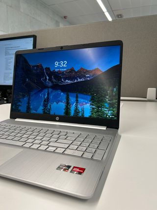 HP 15s Ryzen 7 5700U 12GB 512SSD Rápido y cuidad
