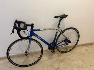 Bicicleta de carretera Btwin azul y plata Talla M