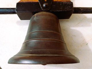 Campana grande de bronce.