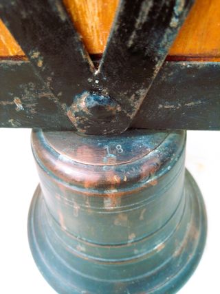 Campana grande de bronce.