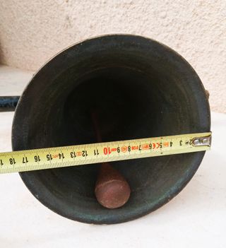 Campana grande de bronce.