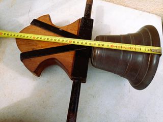 Campana grande de bronce.