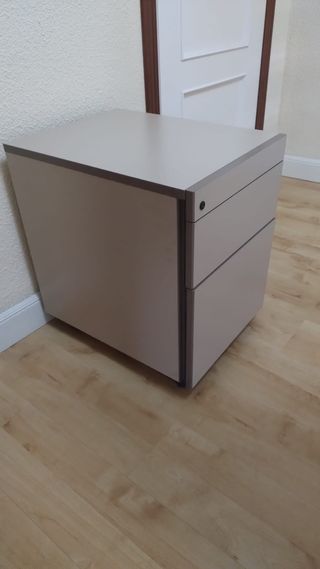 Cabinet con due cassetti beige con chiave