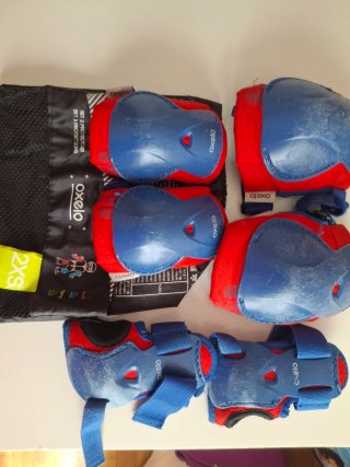 Casco y protecciones patinaje niño 2XS