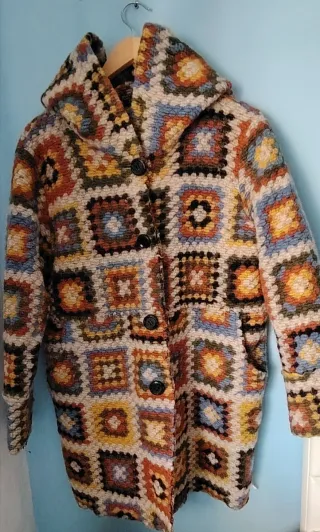 Abrigo tejido multicolor con capucha