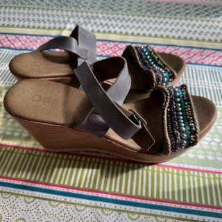 Sandalias grises y multicolor con abalorios Dorkin