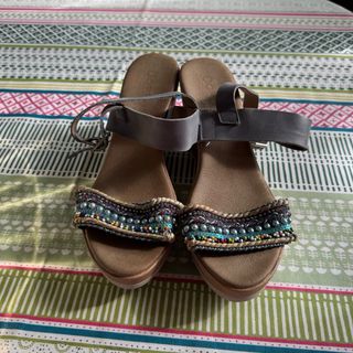 Sandalias grises y multicolor con abalorios Dorkin