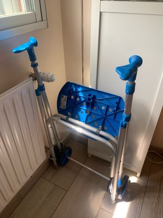 Andador con asiento y ruedas