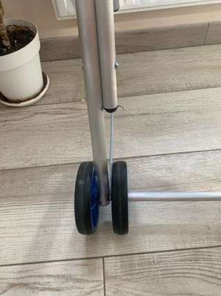 Andador con asiento y ruedas