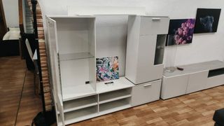 Mueble de salón blanco y multicolor