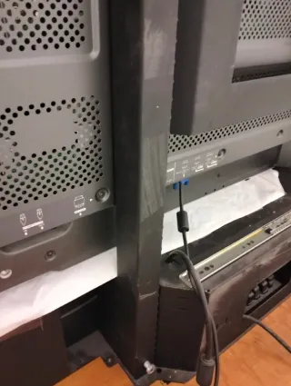 Televisión Tandberg con soporte incluido