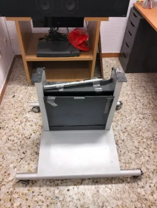 Televisión Tandberg con soporte incluido