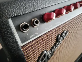 Fender Eighty-Five Amplificador