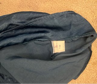 Pantalones azules con tachuelas