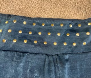 Pantalones azules con tachuelas