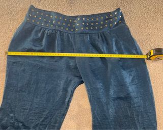 Pantalones azules con tachuelas